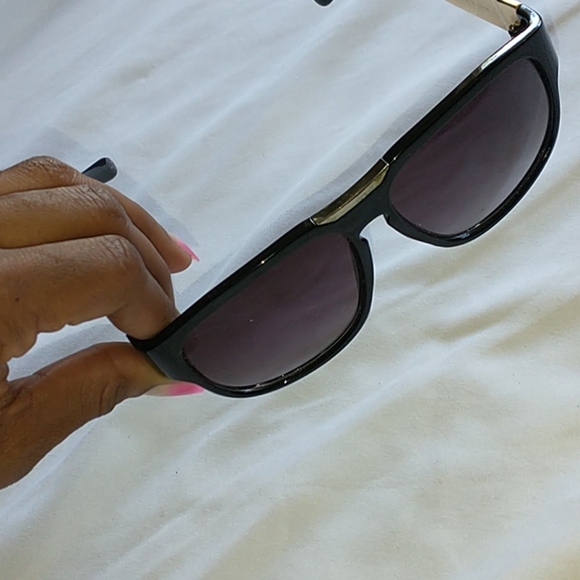 Black and gold UK2LA sunglasses - Picture 4 of 6